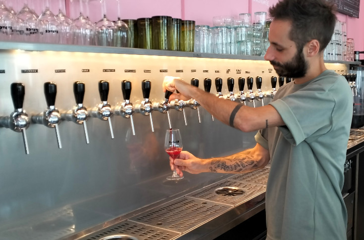 Bar à vin 100 % servi à la tireuse