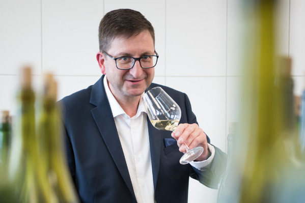 'À 1,99 € un bordeaux ou un côtes-du-rhône, c’est encore rémunérateur, on respecte le viticulteur' pour Aldi