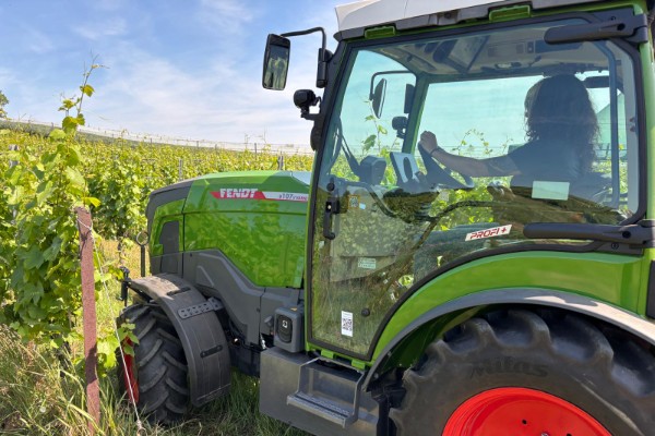Silencieux, confortable... le nouveau tracteur vigneron électrique Fendt e107 V est encore plus vert que son capot !