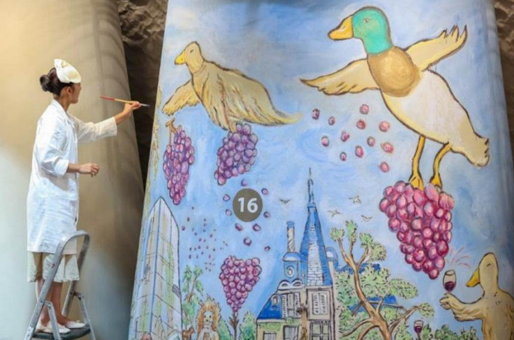 Christelle Téa décore la 6ème cuve de la série l'Art aux Carmes