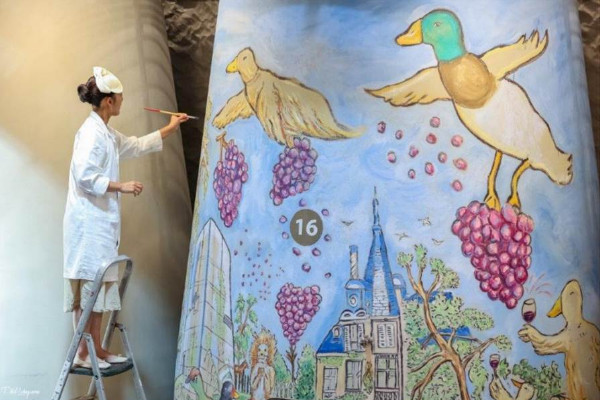 Christelle Téa décore la 6ème cuve de la série l'Art aux Carmes