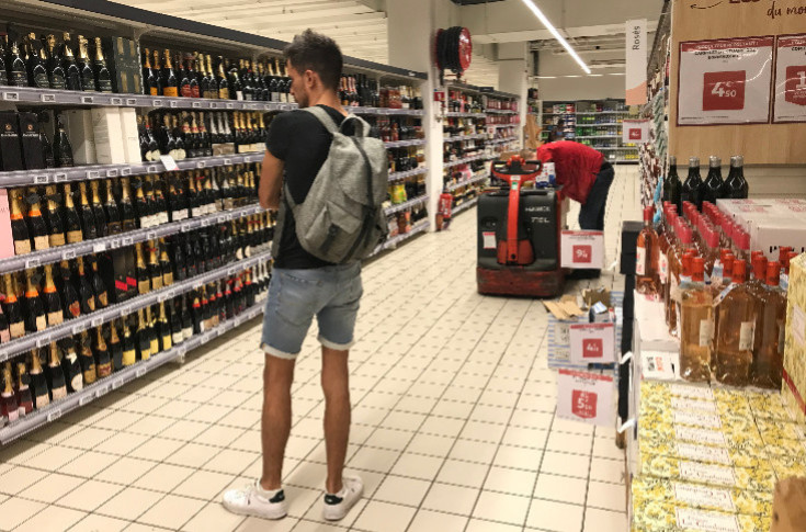 Dans un supermarché, le Languedoc vend 50 litres de vin en moins, la Bourgogne et la Provence 20 litres…