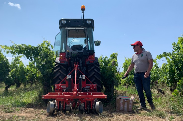 Des pulvériseurs coniques Boisselet pour des rangs de vignes travaillés en surface