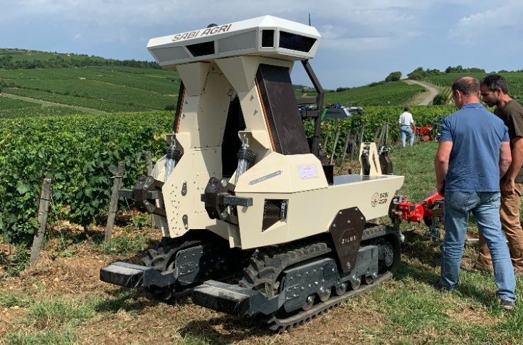 Le robot enjambeur Zilus, petit nouveau de Sabi-Agri en démo dans les vignes