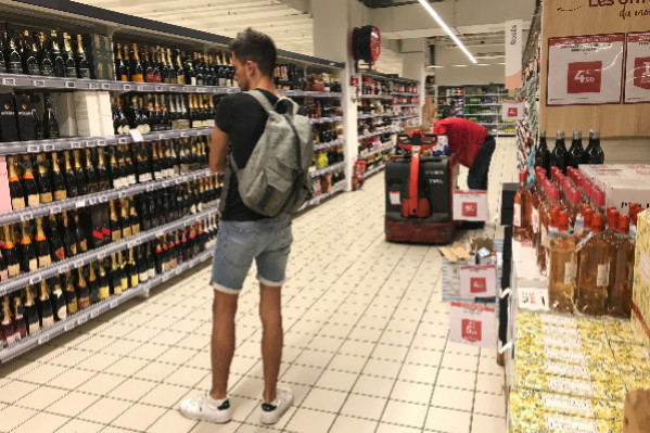 Dans un supermarché, le Languedoc vend 50 litres de vin en moins, la Bourgogne et la Provence 20 litres…