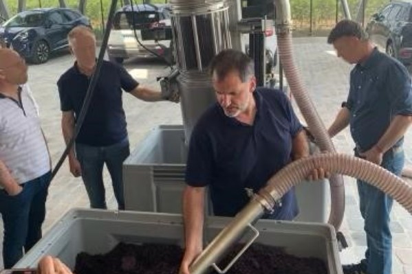 Un 'aspirateur à vendange' pour faciliter les décuvages