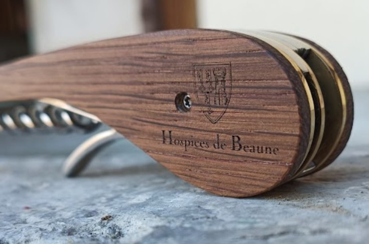 Un couteau sommelier en fût de grand cru des Hospices de Beaune