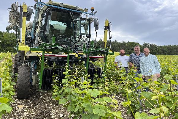 Cette palisseuse ferme les écarteurs lorsqu'elle passe dans les vignes
