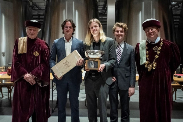 Cambridge remporte le trophée étudiant de dégustation de vins à l'aveugle