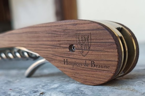 Un couteau sommelier en fût de grand cru des Hospices de Beaune