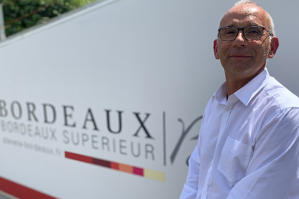 Bordeaux veut un vin AOC rouge, frais et édulcoré (si besoin)