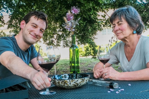 3 millésimes assemblés en une bouteille sans capsule et en transition de teinte