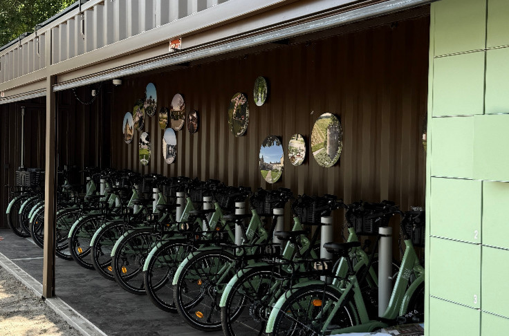Une station autonome de vélos électriques sur la route des vins de Graves et Sauternes