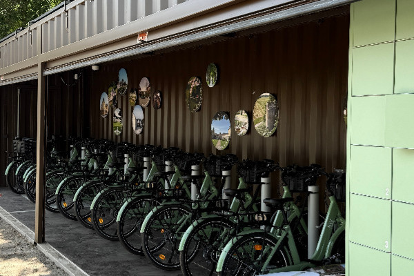Une station autonome de vélos électriques sur la route des vins de Graves et Sauternes