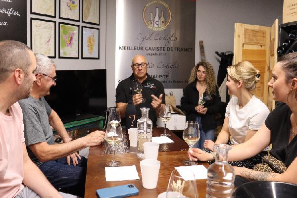 Les conseils du meilleur caviste de France pour déguster un vin sans se prendre la tête