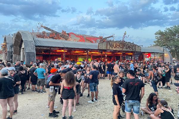 '15 000 à 20 000 l de Muscadet écoulés au Hellfest' Quand le vin s’impose face à la bière dans les festivals