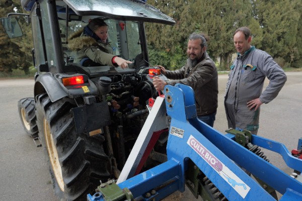 'Pourquoi les capteurs de poids sous les sièges sont encore pensés pour les hommes ?' Viticultrices au volant, freins au tournant !