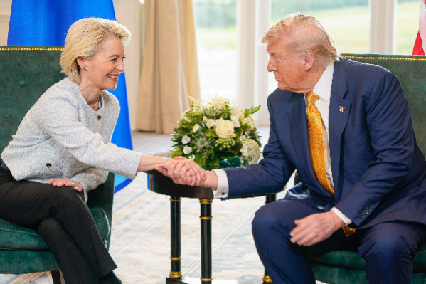 Les taxes Trump rendent flou : vin qui pleure à 15 % et spiritueux qui rient à 0 % ? Les montagnes russes continuent !