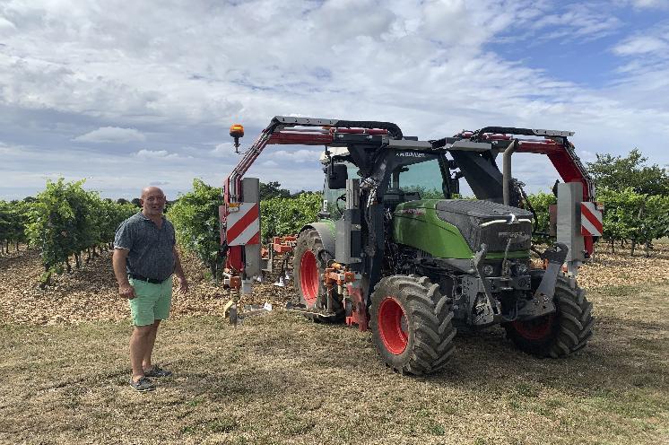  Un châssis avec 4 interceps pour nettoyer deux rangs de vigne par passage