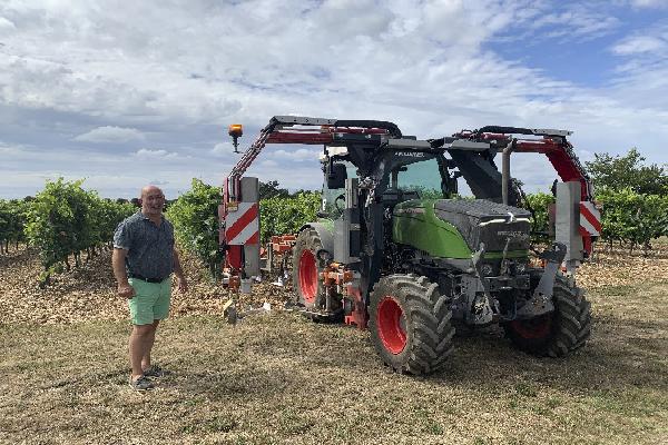  Un châssis avec 4 interceps pour nettoyer deux rangs de vigne par passage