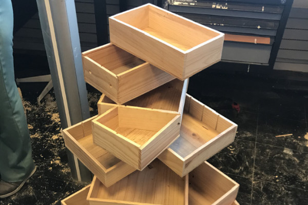 Prendre une caisse de vin et la transformer en six objets du quotidien