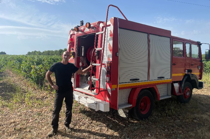 Pour préserver ses vignes, il achète son propre camion de pompier