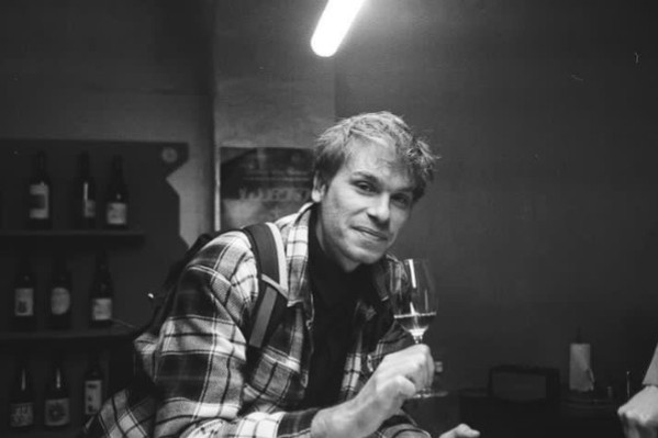 Merlin Salerno remplit ses vers à ras de vin nature