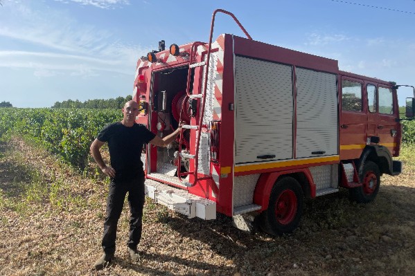 Pour préserver ses vignes, il achète son propre camion de pompier