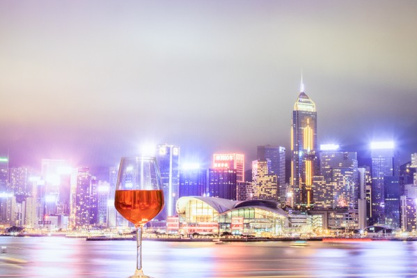 Le ministre des finances hongkongais invite les habitants à boire davantage 