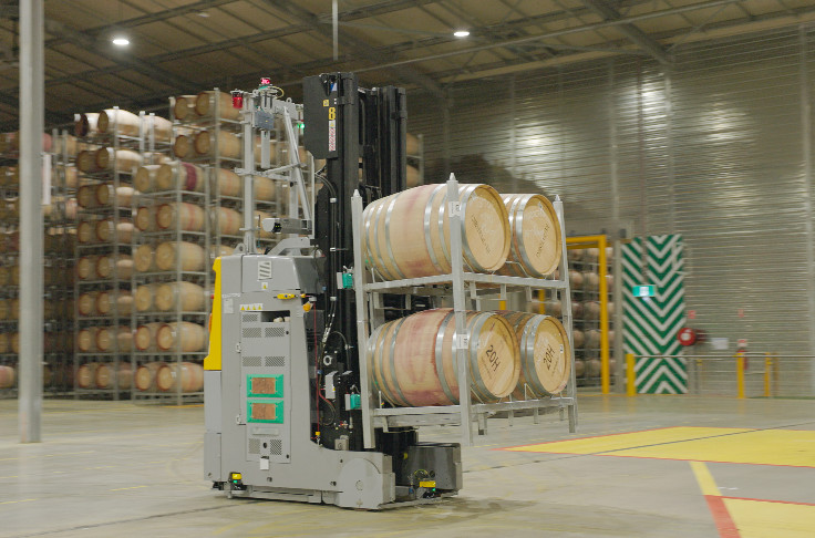 9 robots pour gérer seuls 125 000 fûts de vin 24h/24
