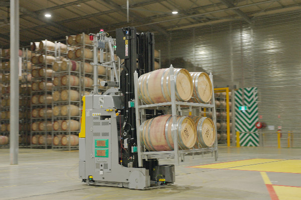 9 robots pour gérer seuls 125 000 fûts de vin 24h/24