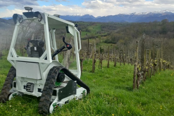 Un tracteur électrique à concevoir soi-même grâce au partage d'un vigneron