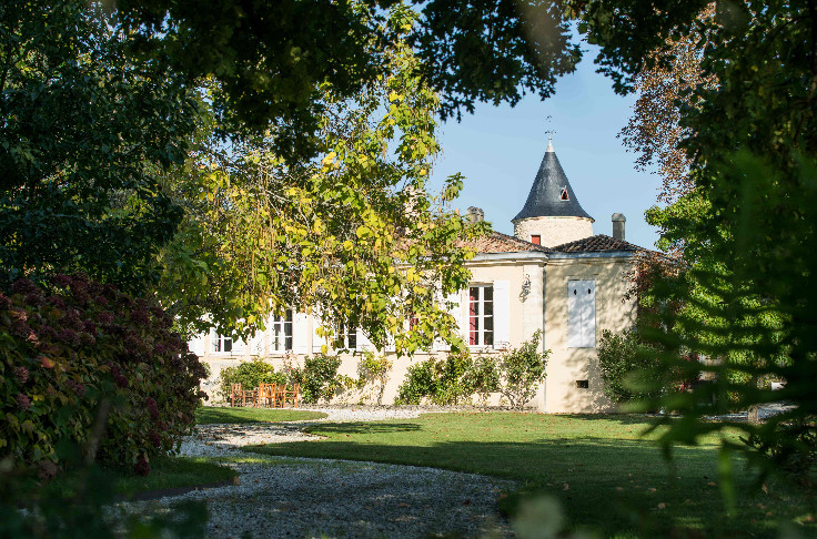 320 cousins meet up over a glass of Bordeaux
