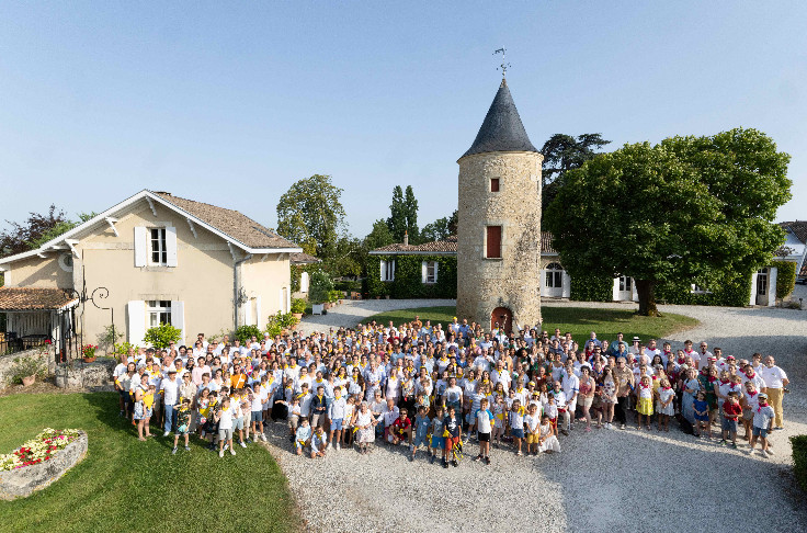 320 cousins réunis autour d’un vin de Bordeaux