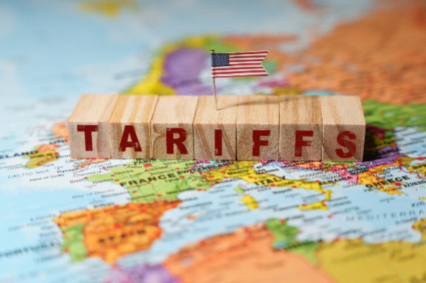 Gueule de bois des vignerons menacés à 15 % par les taxes Trump dès le 7 août : 'l'impact sera d'autant plus brutal avec le recul du dollar américain'