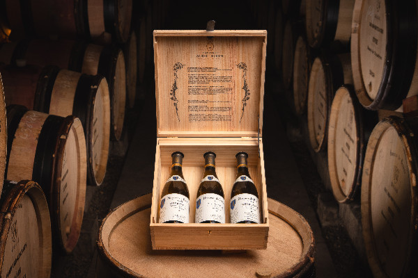 Des coffrets de cuvées prestigieuses de vins d'enchères pour... rendre hommage aux enchères