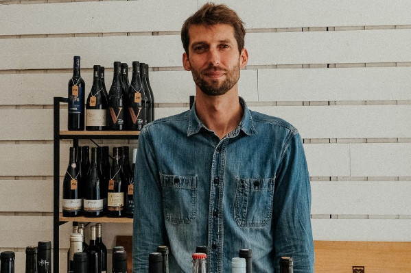 Ce caviste veut 'réconcilier les Bordelais avec leur propre vin' : 'on a presque oublié qu’on avait de vrais trésors à portée de main'