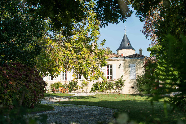 320 cousins meet up over a glass of Bordeaux