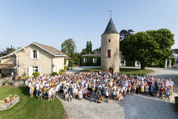 320 cousins réunis autour d’un vin de Bordeaux