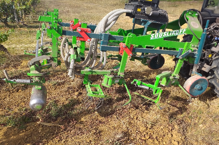  Deux outils pour semer sous le rang de vigne originaux