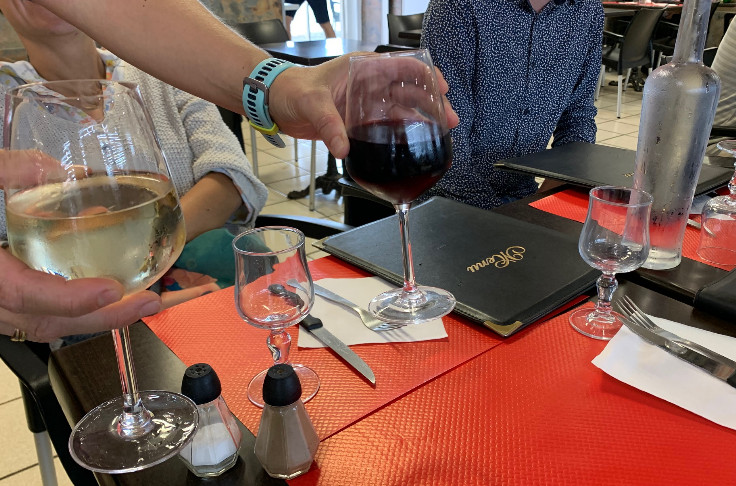 Les vins blancs dynamisent l'été des bars et restaurants