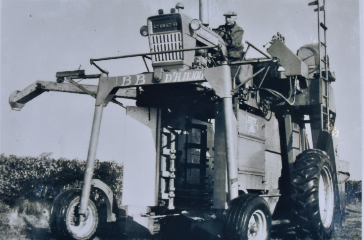 Quand la première machine à vendanger débarquait en Anjou