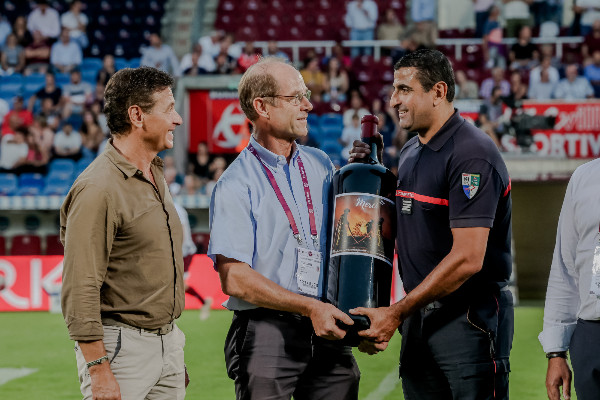 5 000 bouteilles de Bordeaux offertes aux pompiers pour arroser la fin des incendies   