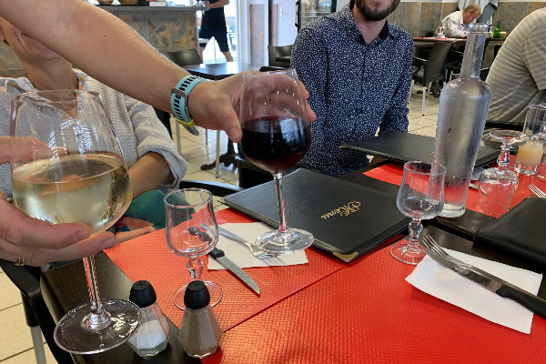 Les vins blancs dynamisent l'été des bars et restaurants