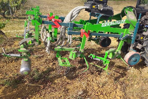  Deux outils pour semer sous le rang de vigne originaux