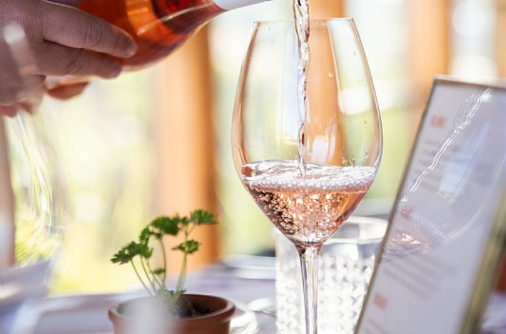 Les vins rosés Côtes de Provence limitent leurs volumes face aux marchés en recul