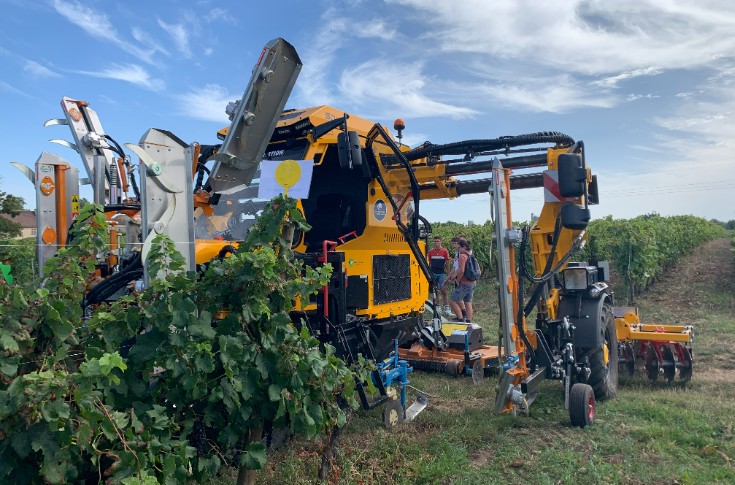 Vidéo du massif enjambeur multifonction Super-D4 de GRV dans les vignes charentaises