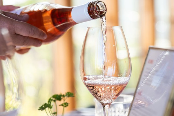 Les vins rosés Côtes de Provence limitent leurs volumes face aux marchés en recul