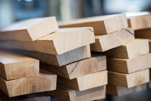 L’envolée du prix du chêne va-t-elle empêcher les vignerons d’élever leur vin sous bois neuf ?