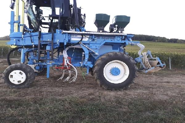  Deux semoirs jumelés sur un enjambeur pour semer petites et grosses graines dans les vignes